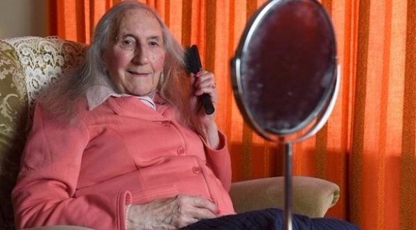 بالصور: محارب حضر الحرب العالمية يتحول إلى امرأة بعمر 90