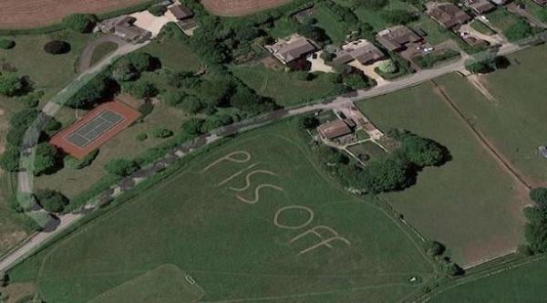 هكذا تخلص هذا المزارع من هبوط المناطيد في أرضه