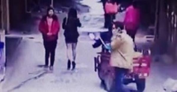 بالفيديو.. لحظة اعتداء شاب على فتاة ترتدي ملابس قصيرة