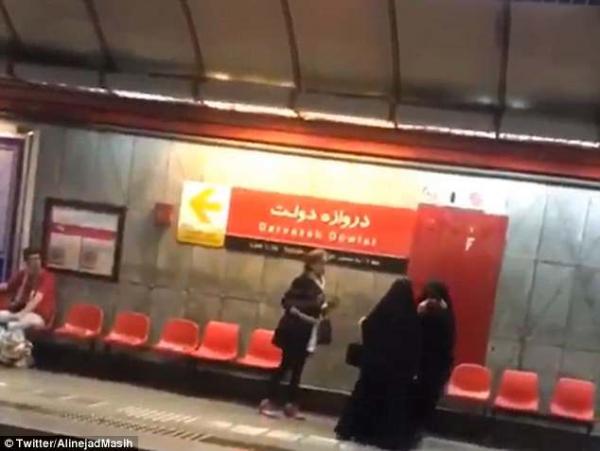 3 نساء يحاولن إجبار إيرانية على ارتداء الحجاب بالمترو..فيديو