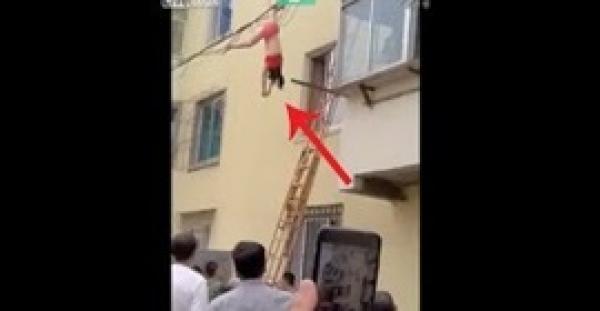 شاهد.. ماذا حدث لسيدة حاولت الهرب من زوجة عشيقها بالقفز من نافذة