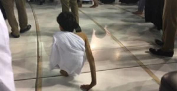 بالفيديو.. شاب بـ«نصف جسد» يطوف البيت الحرام على يديه