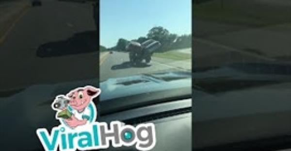 مشهد غريب لشاحنة صغيرة تحمل سيارتين دفعة واحدة (فيديو)