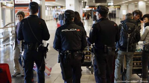 المهرب الأنيق .. ضُبط الكوكايين في "باروكة" شعره