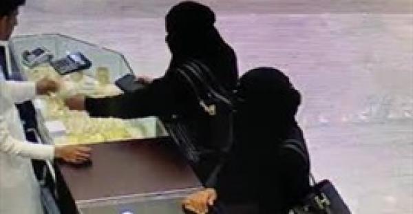 امرأة منتقبة تسرق محل ذهب بطريقة ماكرة (فيديو)