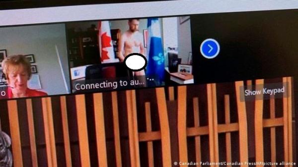 برلماني كندي يتبول أمام الكاميرا بعد شهر من ظهوره عارياً!