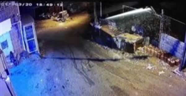 بالفيديو.. العناية الإلهية تنقذ عمالا من حادث تصادم مروع بالسعودية