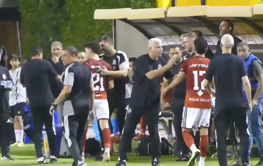 عموتة ينفعل بطريقة غريبة على لاعب الأهلي المصري (فيديو)
