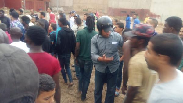 بالصور : عراك عنيف بين مهاجرين أفارقة استعملت فيه الحجارة و العصي