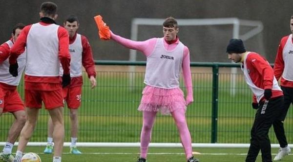 صورة : لاعب يخوض تدريباته بملابس نسائية!