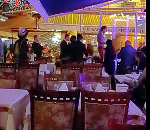 بالفيديو : مغربيات بينهن شاذ " دايرين الشوهة " في مطعم بتركيا