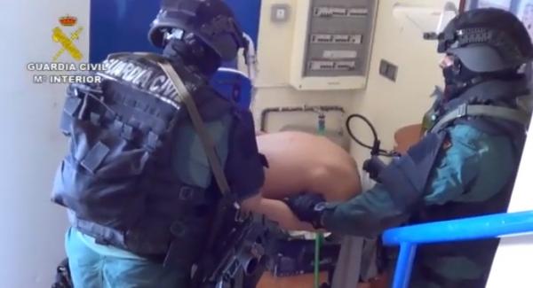 بالفيديو...لحظة اعتقال "كوموندو" أمني إسباني لمهاجر مغربي وعشيقته بتهمة بشعة لن تقل عقوبتها عن المؤبد