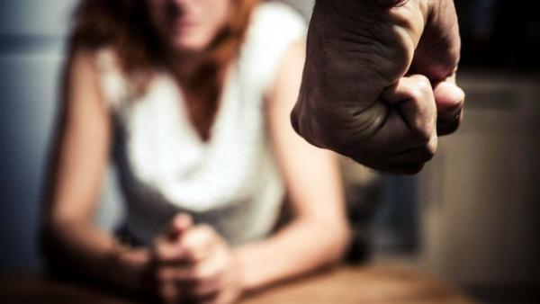 مغربي "يسلخ" زوجته ويحاول خنقها ب"كابل كهرباء" أمام ابنتهما الرضيعة وهذا مصيره