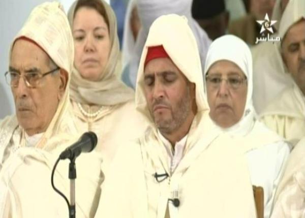 الله يستر ..شخص يدخل المسجد بحذائه ويحاول الاعتداء على القارئ المغربي الشهير العيون الكوشي خلال صلاة التراويح