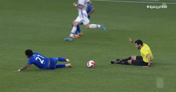 على طريقة المدافعين.. الحكم يعرقل لاعبا يقود هجمة مرتدة (فيديو)