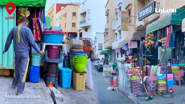 أكادير.. مواطن يطالب بحريته في المشي فوق الرصيف بعد احتلاله من طرف أصحاب المحلات التجارية
