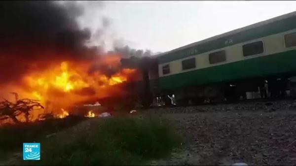 65 قتيلا على الأقل في حريق قطار ركاب في باكستان