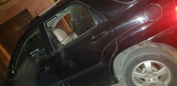 بالصورة..مجموعة من الشبان يعربدون بالشارع ويروعون المواطنين ويكسرون سيارات مركونة