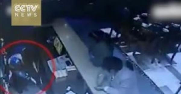 بالفيديو.. عاملة بمطعم صيني تخطف أطفال الزبائن