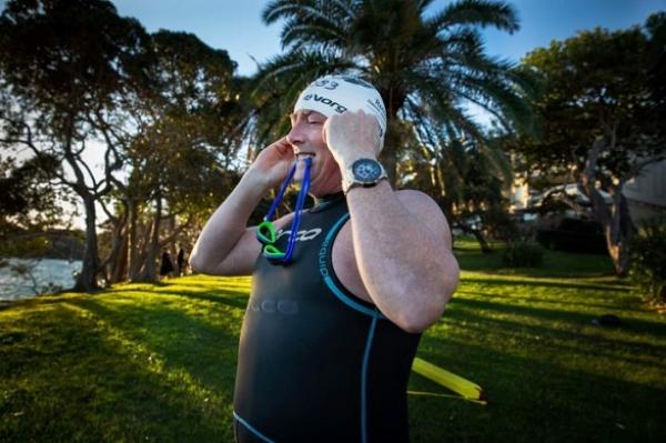 يتوجه إلى عمله سباحة يوميا عبر ميناء سيدني