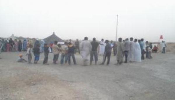 معتصمون بأم العلق يطالبون بجبر الضرر ورحيل العامل 