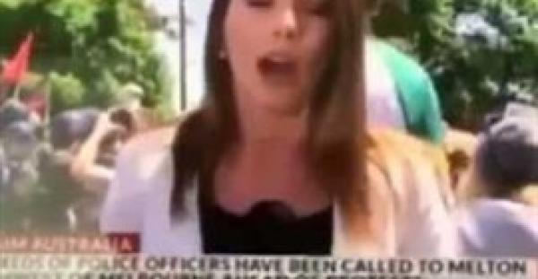 بالفيديو.. متظاهر يتحرش بمراسلة «سكاي نيوز» على الهواء