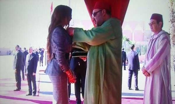 دنيا بطمة توجه رسالة قوية للمتطاولين على الملك بعد فبركة صورته في قطر