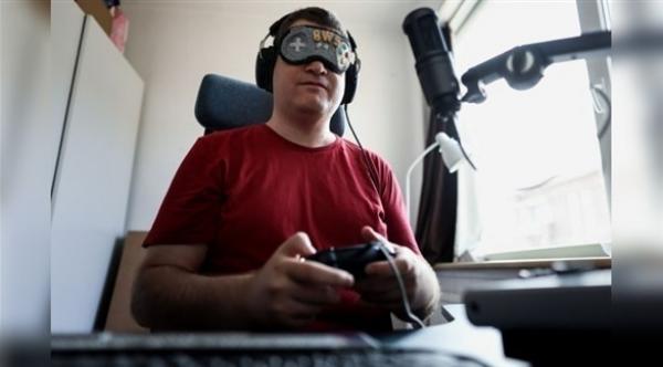 بالرغم من فقدانه لبصره في السادسة من العمر يصبح بطلا للعبة "ستريت فايتر"