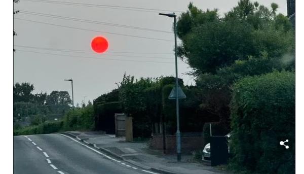 الدخان الكندي يلون سماء بريطانيا بالأحمر ويثير دهشة المشاهدين