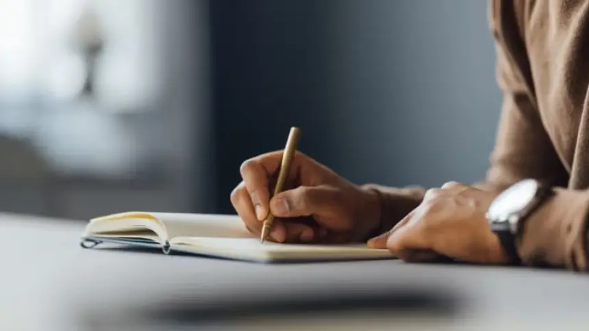 الكتابة تشفي العقل: كيف تساهم الكلمات في بناء المرونة النفسية؟