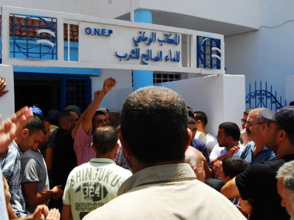 ساكنة بنسليمان تخرج للشارع احتجاجا على ضغط كهربائي فجائي أتى على كل أجهزتهم الكهربائية