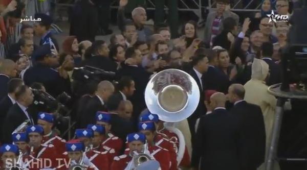 مواطنون يتدافعون لمصافحة الملك وأحدهم يحاول تسليمه رسالة