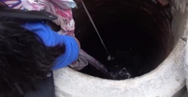 لحظة إنقاذ طفلة سقطت في بئر عميق (فيديو)