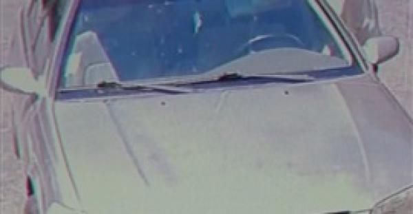 بالفيديو والصور.. لحظة إلقاء أب طفله في موقف سيارات