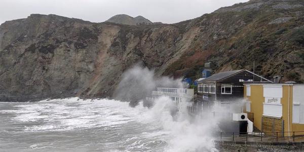 العاصفة "دينيس" تجتاح بريطانيا متسببة في فيضانات قوية وتعليق مئات الرحلات الجوية (فيديو)