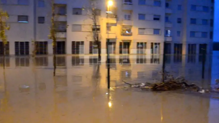 العاصفة "مارتا" تشل الحركة بطنجة: مياه الأمطار تغمر المجمعات السكنية وتقطع الطرق الرئيسية