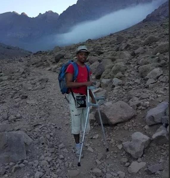 نبيل كائل شاب مغربي تحدى الاعاقة و نظرة المجتمع و جعل منهما حافزالتحطيم رقم قياسي عالمي