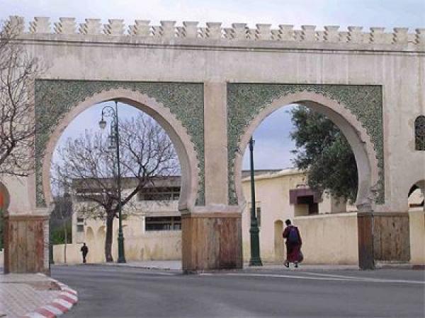 10دراهم غرامة لمن رمى بكيس نفايات و50 درهما لمن تبول على سور تاريخي بفاس