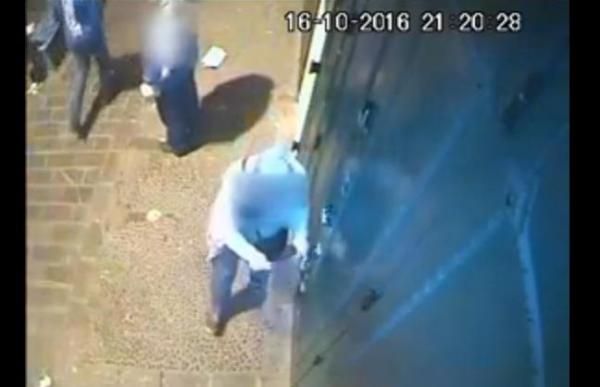 امرأة تقوم برش سحر أمام باب أحد المحلات التجارية بتطوان