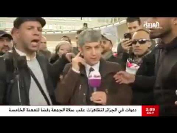جزائري يبهدل مراسل قناة العربية  أمام المستشفى الجامعي بجنيف