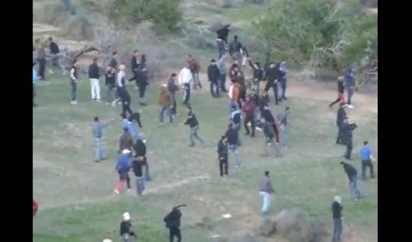 خطير شوفو السيبة لي كانت فالحسيمة...مواطنون يرشقون القوات العمومية بالحجارة