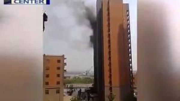 سقوط رجلي إطفاء من الطابق 13 في الصين