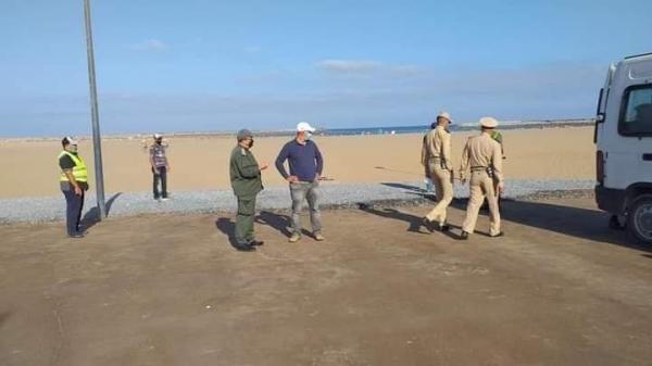 سلطات سلا تغلق شاطئ المدينة بسبب كورونا