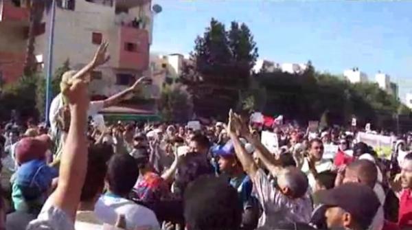 مسيرة مؤيدة وأخرى رافضة بالبيضاء