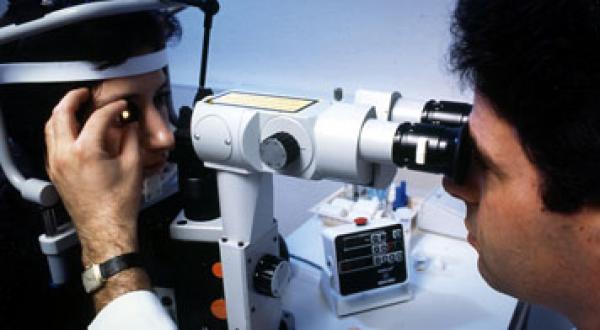 وثائق تتهم طبيبا مع صيادلة في الاتجار في أجهزة عمليات خاصة بالعيون