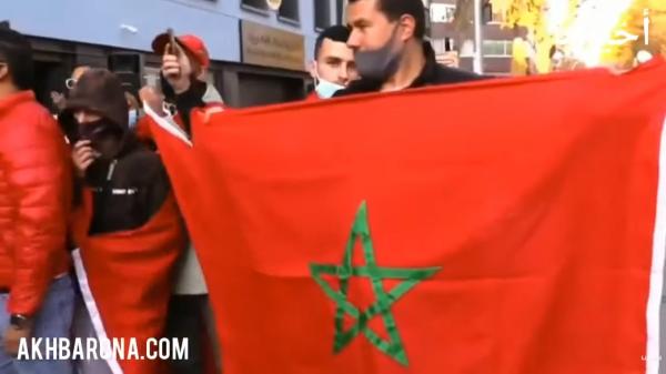 مغاربة يقفون بالمرصاد لمرتزقة البوليساريو ويحمون قنصلية المملكة ببرشلونة