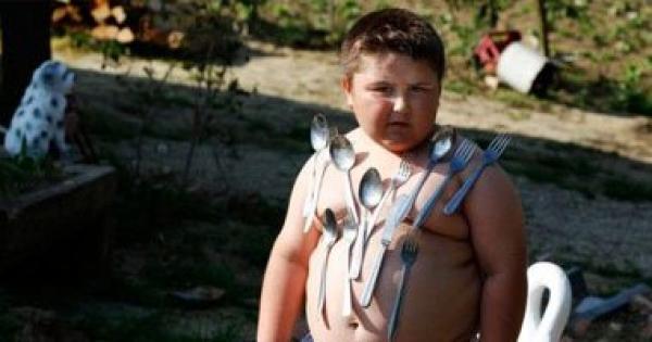 بالصور.. الطفل المغناطيسى جسده يلتقط من الإبرة للصاروخ