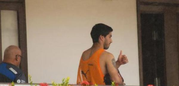 "العضاض" سواريز يغادر البرازايل بعد عقوبة الفيفا