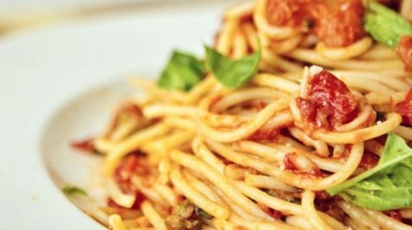 احترسي.. تناول المكرونة يهدد النساء بالقلب