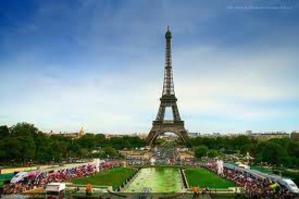 فرنسا منزعجة من دعوة مغربية لإفطار جماعي في برج إيفل 